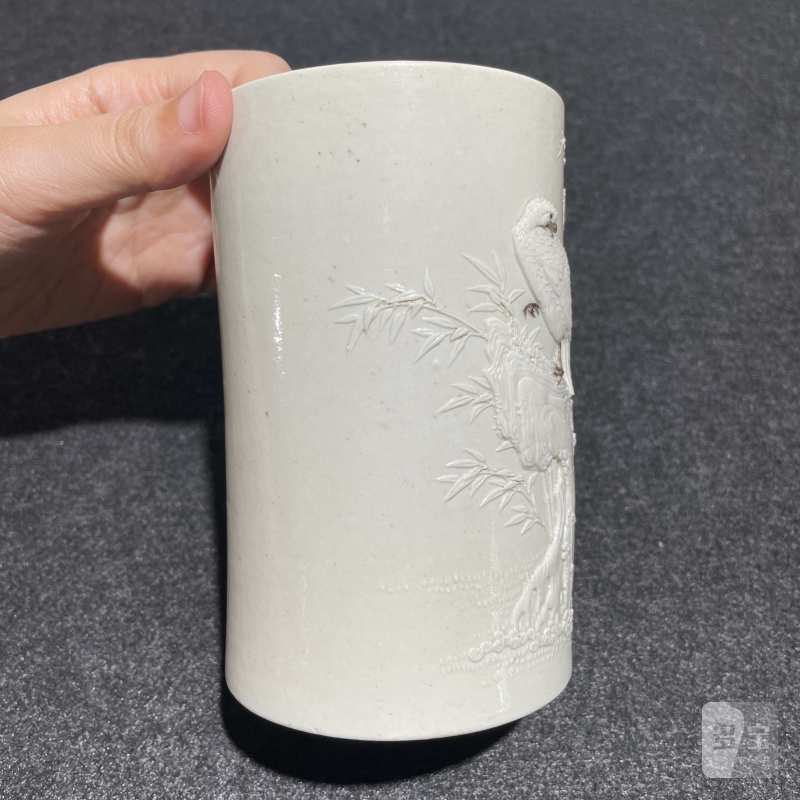 清中期 白釉浮雕松鹰图笔筒 - 图5